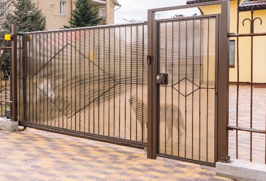 Купить ворота из профлиста с элементами ковки, с металлическими столбами в рамке или под дерево в Приморско-ахтарске от 153735 руб