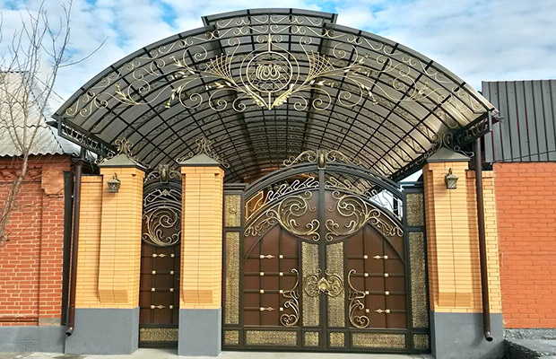 Купить или заказать ворота для дома с навесом - стильные и надежные решения для вашего участка в Приморско-ахтарске от 41663 руб | ВоротМастер-Прр